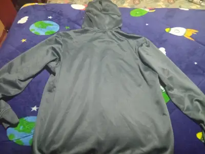 Polerón Adidas talla L con capucha - miniatura 2
