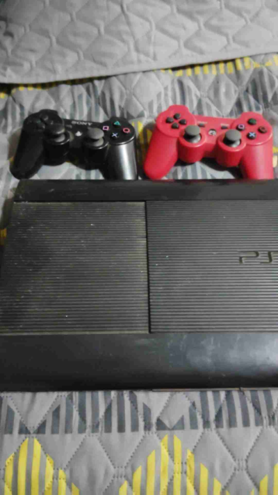 Consola PS3 con dos controles - miniatura 1