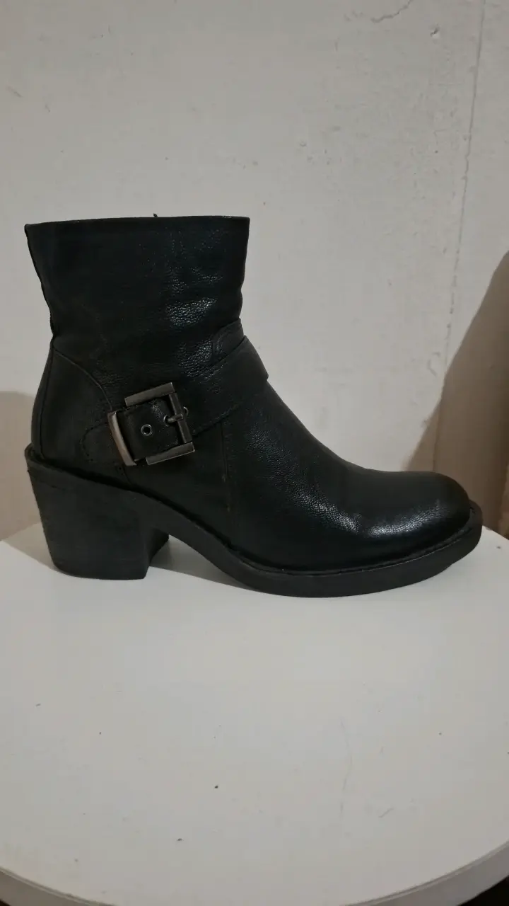 Botines negros con hebilla