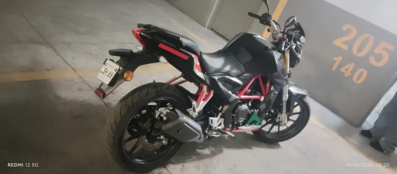 Moto deportiva negra con detalles rojos - 1
