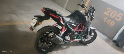 Moto deportiva negra con detalles rojos - miniatura 1