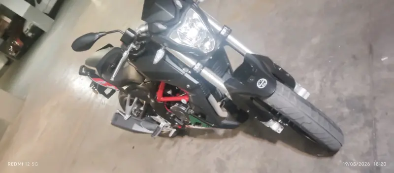 Moto deportiva negra con detalles rojos - 2