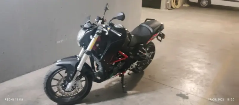 Moto deportiva negra con detalles rojos - 3