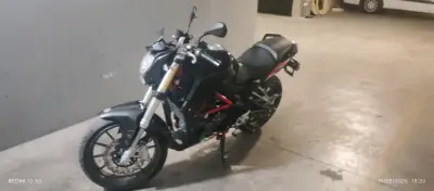 Moto deportiva negra con detalles rojos - miniatura 3