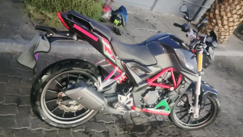 Moto deportiva negra con detalles rojos - 4
