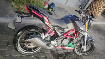 Moto deportiva negra con detalles rojos - miniatura 4