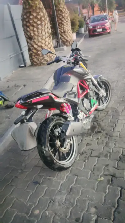 Moto deportiva negra con detalles rojos - miniatura 5