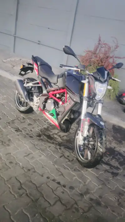 Moto deportiva negra con detalles rojos - miniatura 6