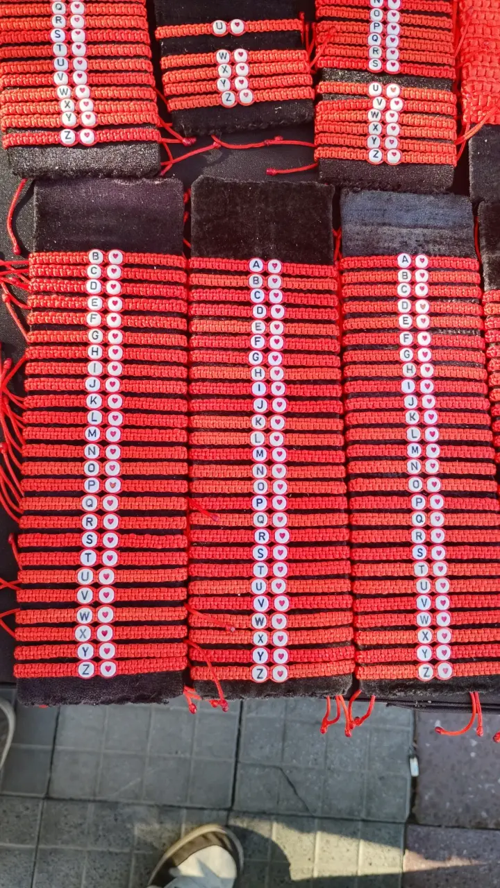 Pulseras rojas con iniciales
