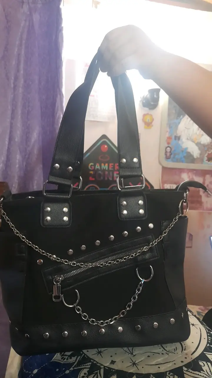 Bolso negro con cadenas y tachas
