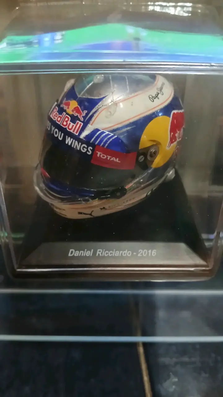 Casco miniatura Daniel Ricciardo 2016