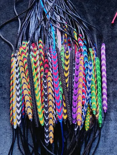 Pulseras de tejido macramé coloridas - miniatura 1