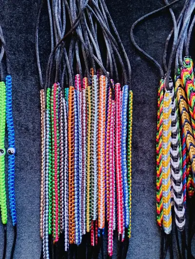 Pulseras de tejido macramé coloridas - miniatura 2
