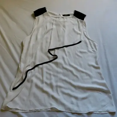 Blusa blanca con ribetes negros - miniatura 1