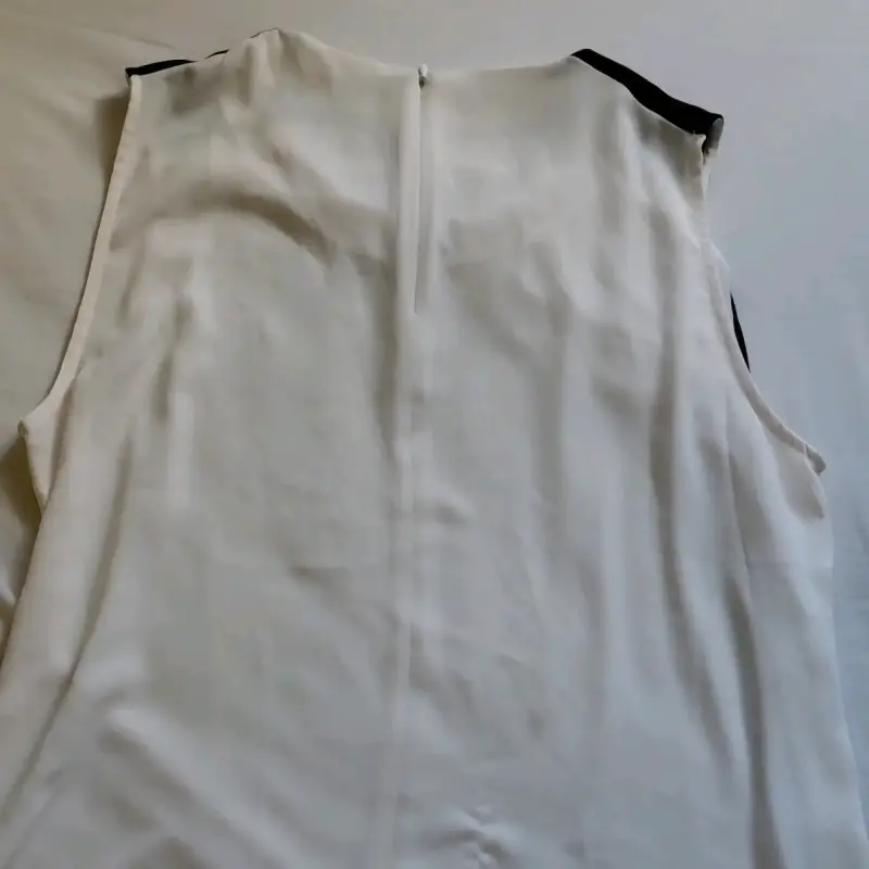 Blusa blanca con ribetes negros - 2