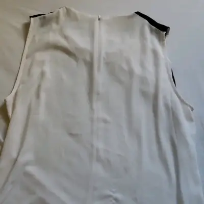 Blusa blanca con ribetes negros - miniatura 2