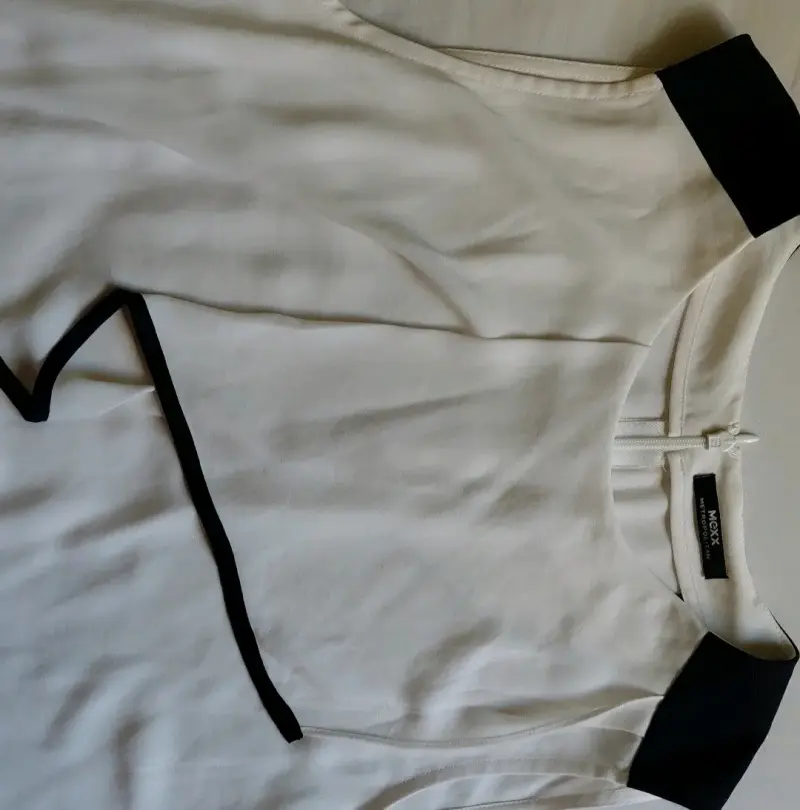 Blusa blanca con ribetes negros - 3