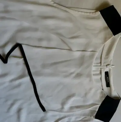 Blusa blanca con ribetes negros - miniatura 3
