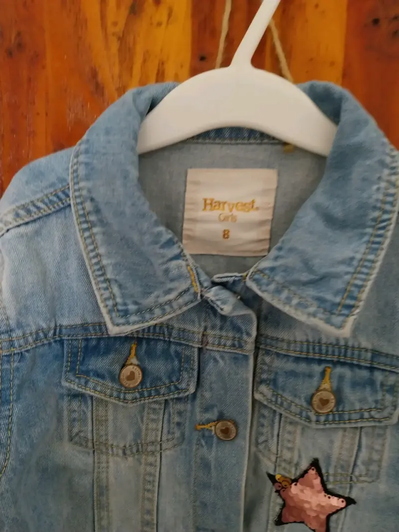 Chaqueta denim con parches decorativos