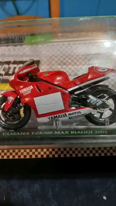 Replica moto Yamaha YZR500 2001 - miniatura 1