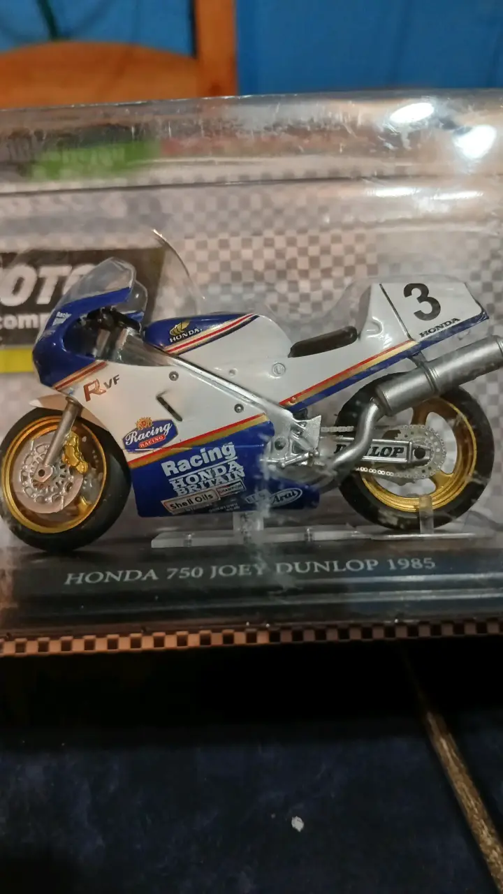 Replica moto Yamaha YZR500 2001 - 2