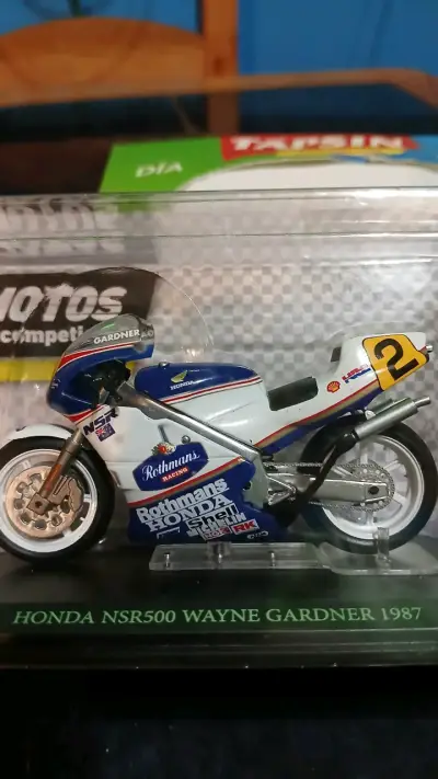 Replica moto Yamaha YZR500 2001 - miniatura 3