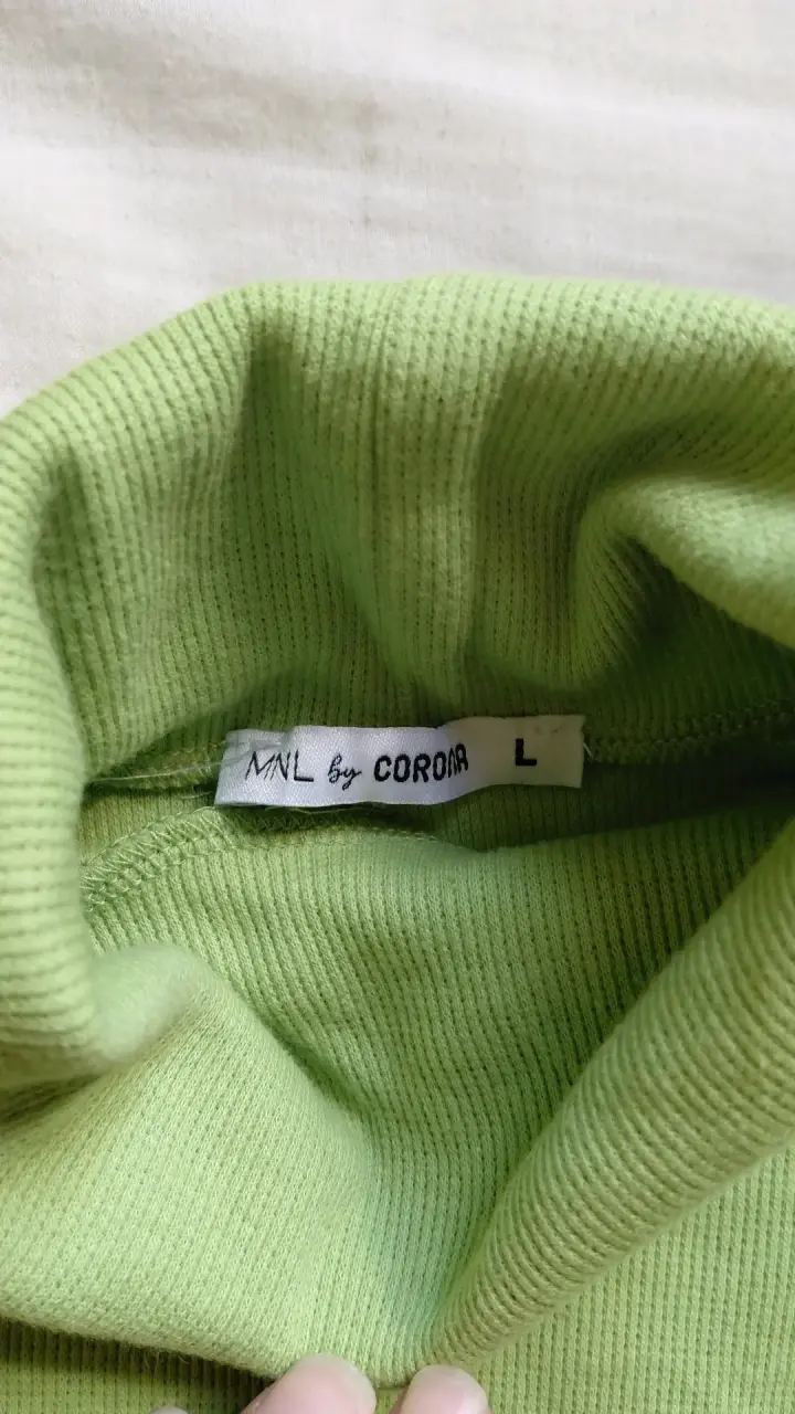 Polera verde cuello alto - 2