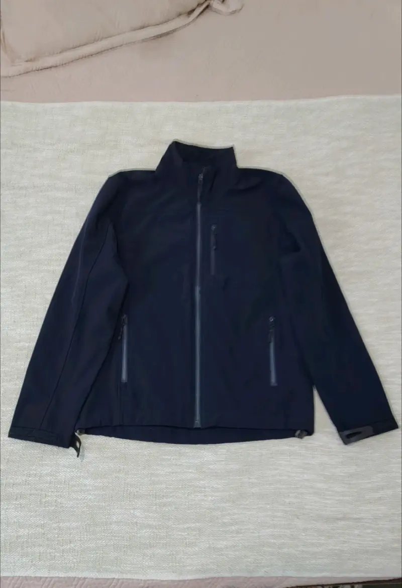 Chaqueta negra impermeable