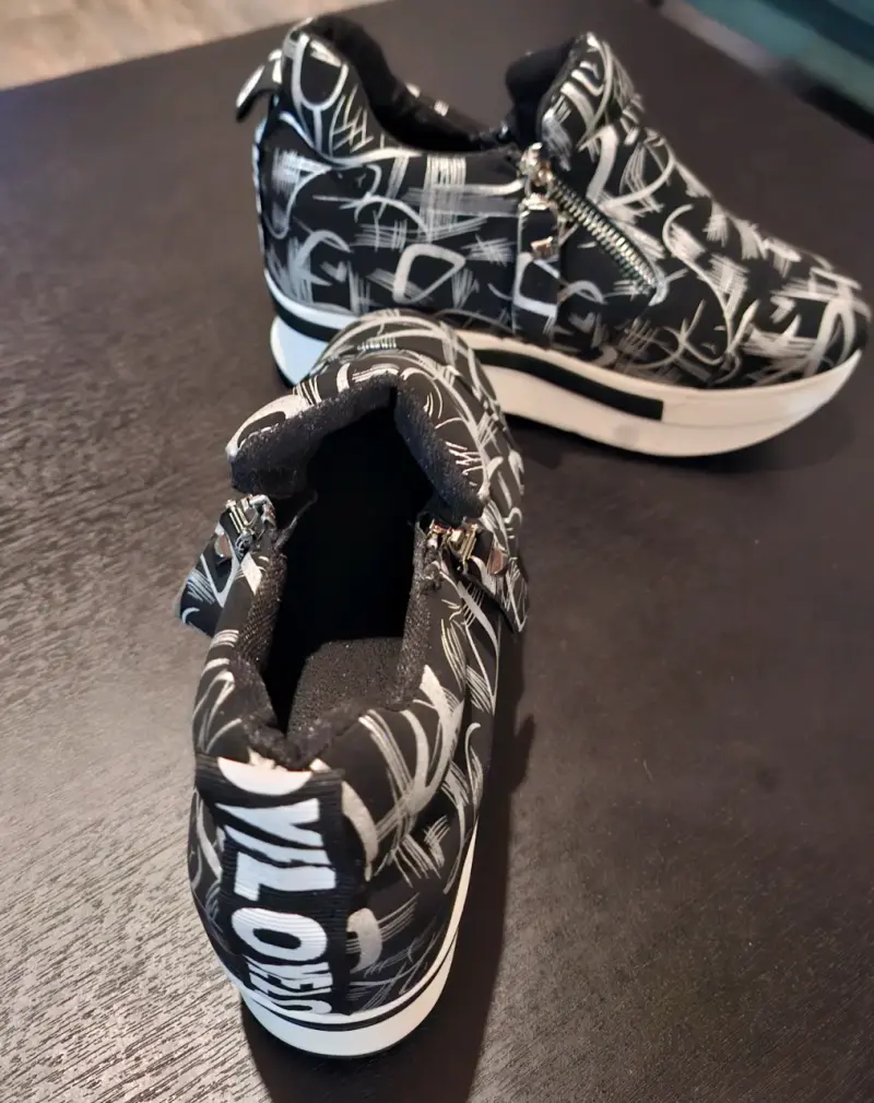Zapatillas negras con diseño gráfico - 1