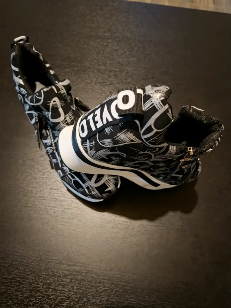 Zapatillas negras con diseño gráfico - 2