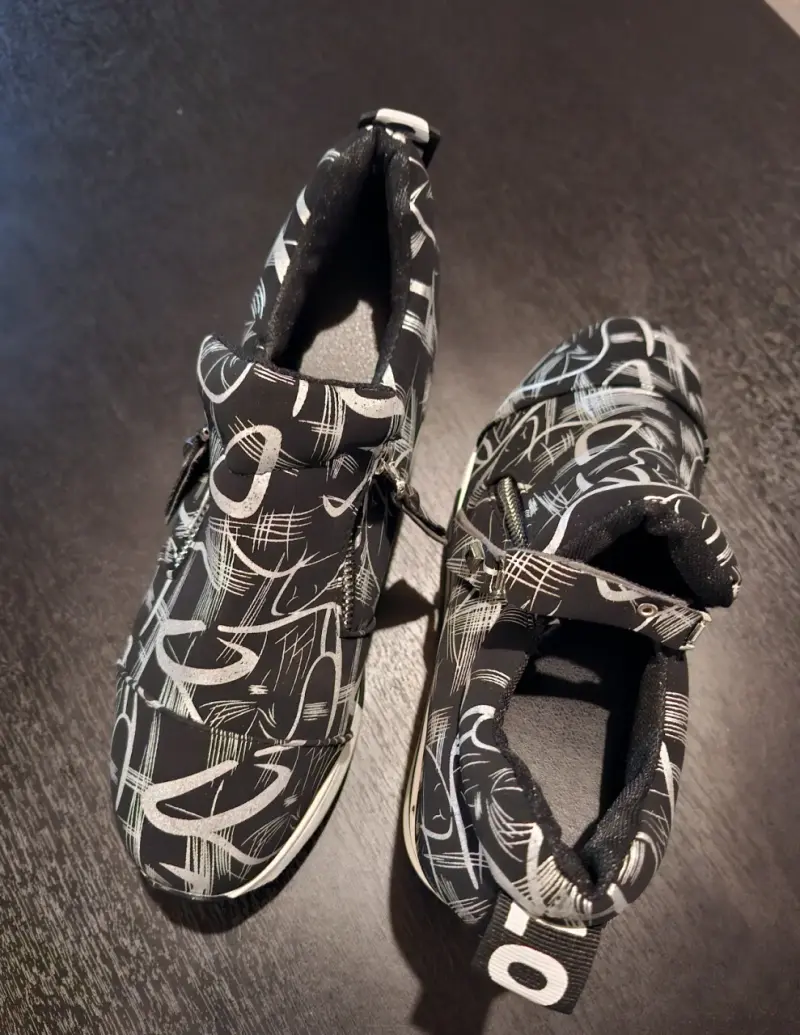 Zapatillas negras con diseño gráfico - 3