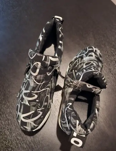 Zapatillas negras con diseño gráfico - miniatura 3