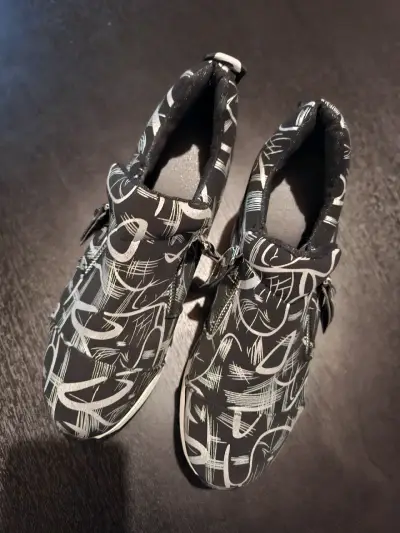 Zapatillas negras con diseño gráfico - miniatura 4