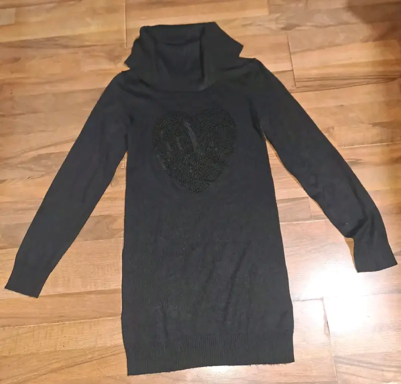 Suéter negro con diseño de corazón - 1