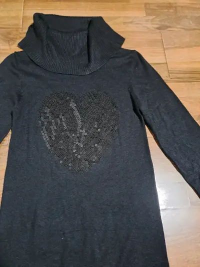 Suéter negro con diseño de corazón - miniatura 2