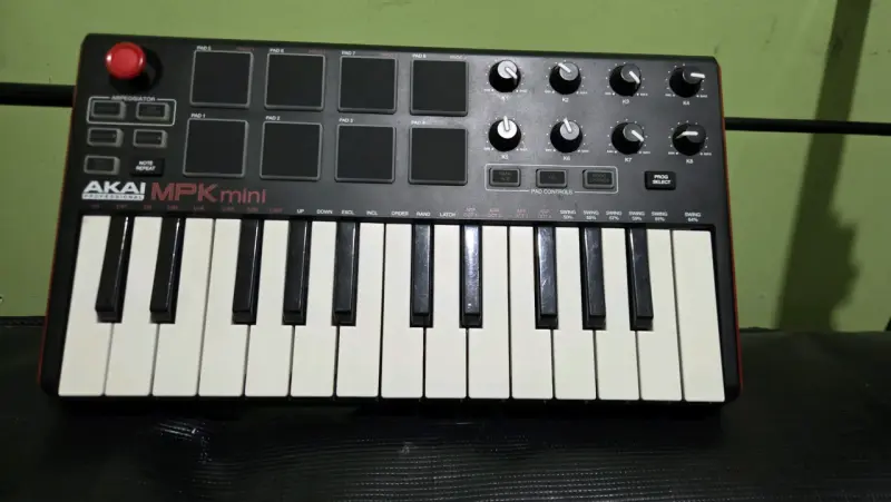 Controlador MIDI Akai MPK Mini - 1