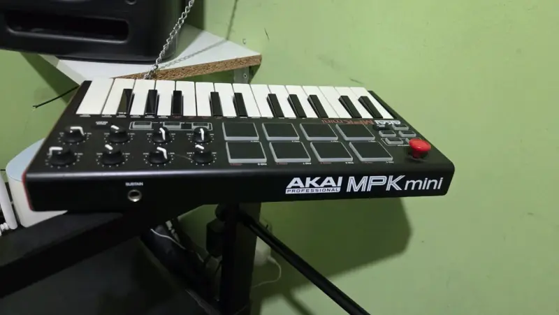 Controlador MIDI Akai MPK Mini - 2