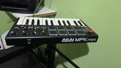 Controlador MIDI Akai MPK Mini - miniatura 2