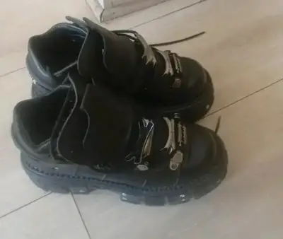 Botas negras con hebillas metálicas - miniatura 1