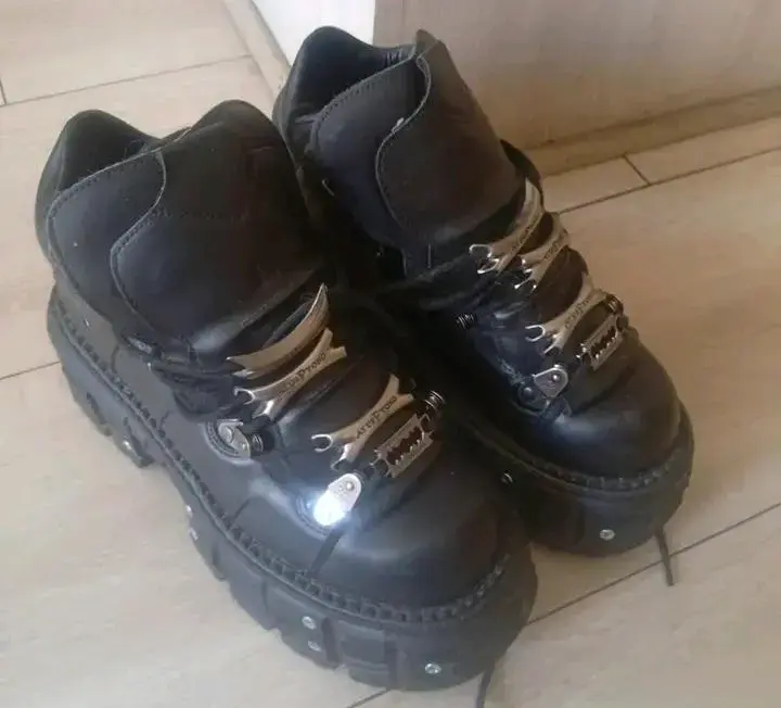 Botas negras con hebillas metálicas - 2