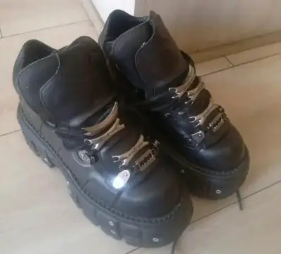 Botas negras con hebillas metálicas - miniatura 2
