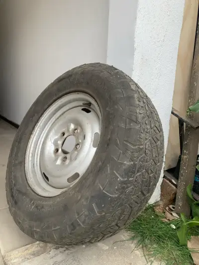 Neumático con llanta usado 245/70R16 - miniatura 1