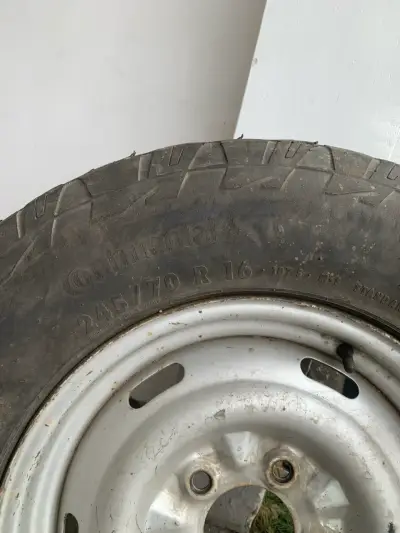 Neumático con llanta usado 245/70R16 - miniatura 2