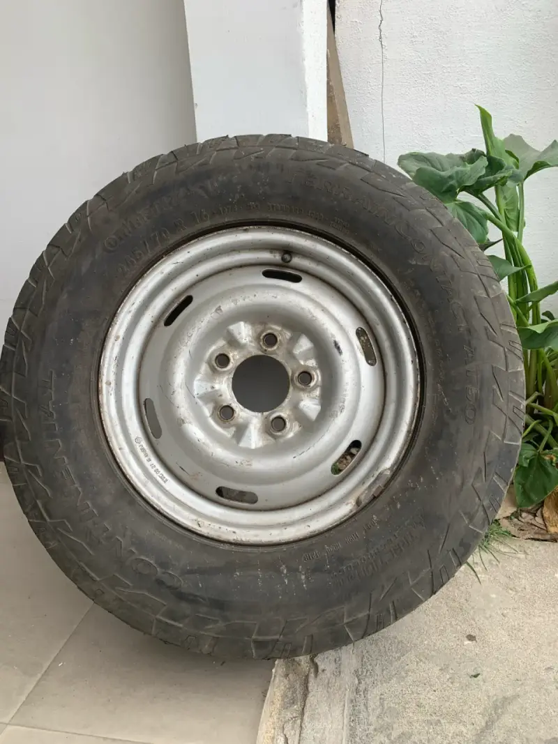 Neumático con llanta usado 245/70R16 - 3