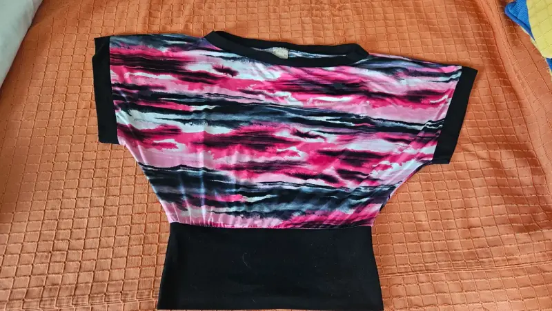 Polera multicolor con negro