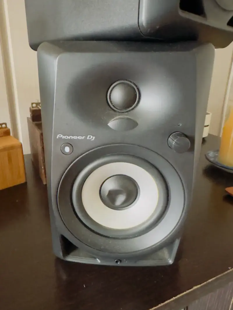 Parlantes Pioneer DJ con cables - 2