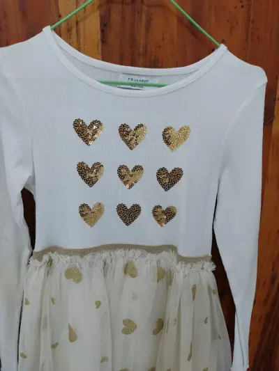 Vestido infantil blanco con corazones - miniatura 4