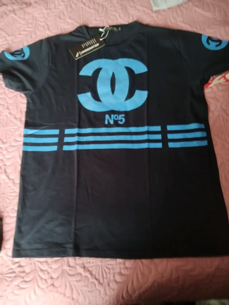 Polera negra chanell N°5