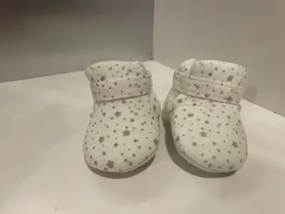 Zapatos bebé blancos con estrellas - miniatura 1
