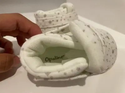 Zapatos bebé blancos con estrellas - miniatura 3